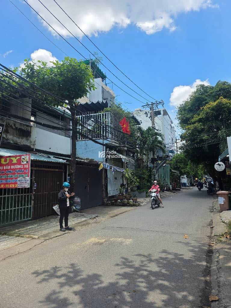  Kết cấu 5 tầng, 5PN, 5WC, Sân thượng. Nhà xe phòng thờ. THANG MÁY 450KG. 