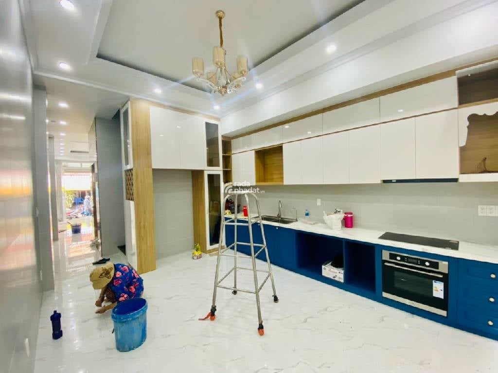  Kết cấu 5 tầng, 5PN, 5WC, Sân thượng. Nhà xe phòng thờ. THANG MÁY 450KG. 