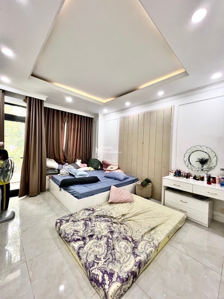 - Đường nhựa 8m ,vỉa hè mỗi bên 3m, khu cao tầng, dân trí cao, gần trường THPT Tân Bình, sân bay Tâ