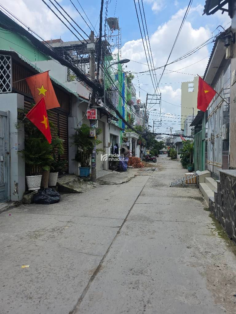 Kết cấu 2 Tầng BTCT, 4 Phòng ngủ, có phòng trệt cho người lớn tuổi, 2 nhà vệ sinh,  