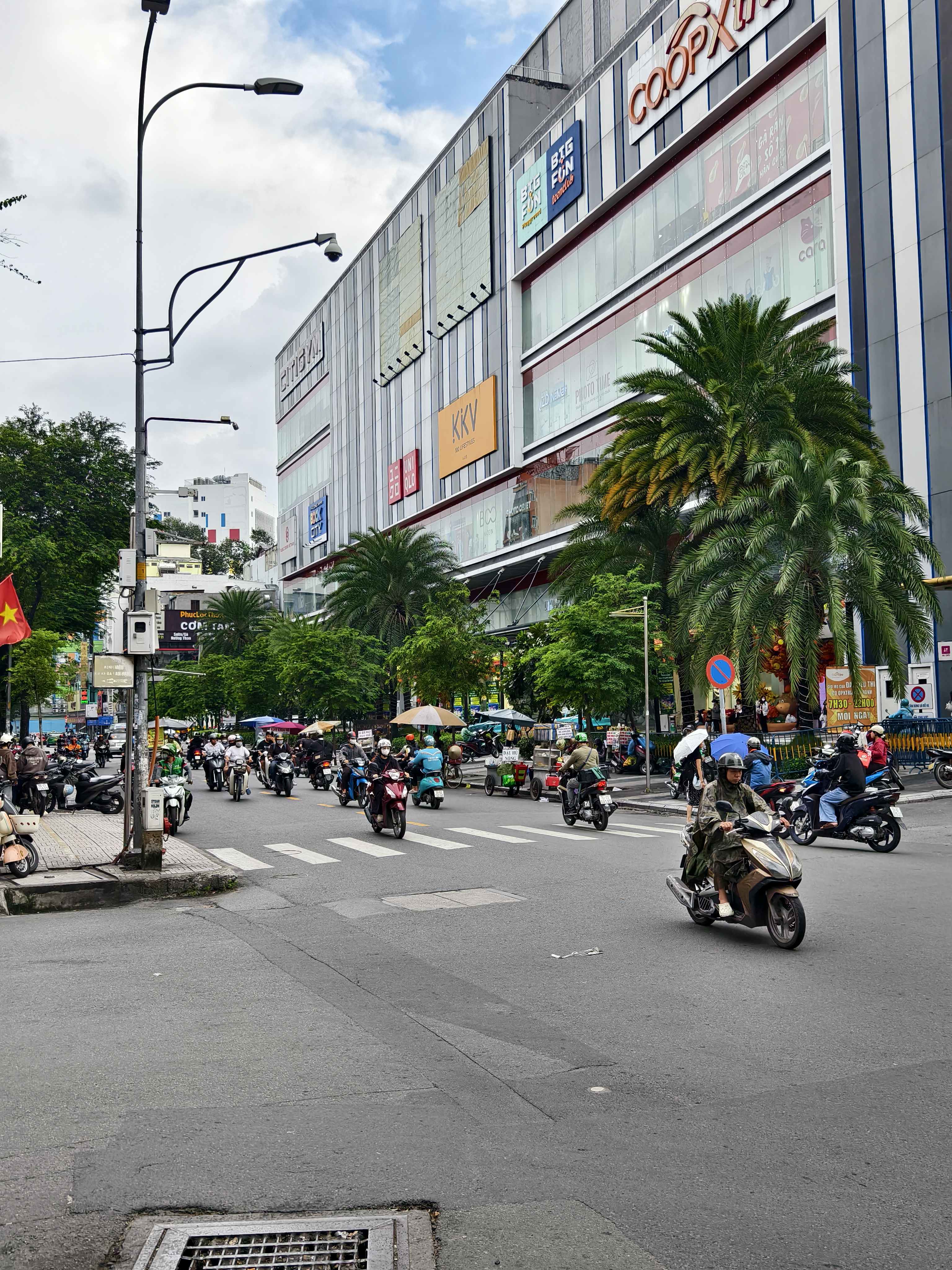 B Mặt tiền Quận 10 , 4.5 x 16 vuông vức , 4 tầng hoàn công đủ.