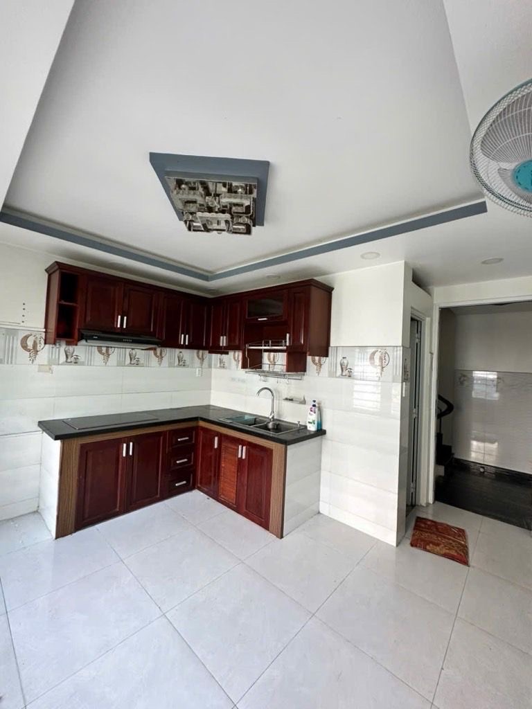 Ngang 3.8 x 7m - Hẻm nhựa, ô tô đi qua nhà thoải mái, hẻm thông.- KC: Trệt , Lững (P.Bếp 1WC) , 2 L