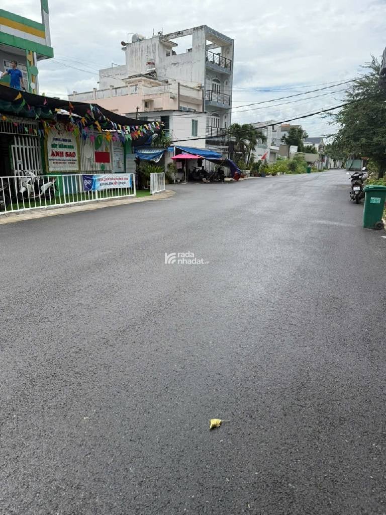 NHÀ LÊ VĂN LƯƠNG NHƠN ĐỨC. LÔ GÓC 2 MẶT TIỀN ĐƯỜNG NHỰA 20M. 133.3M2. 3 TẦNG. CHỈ 7.5 TỶ.