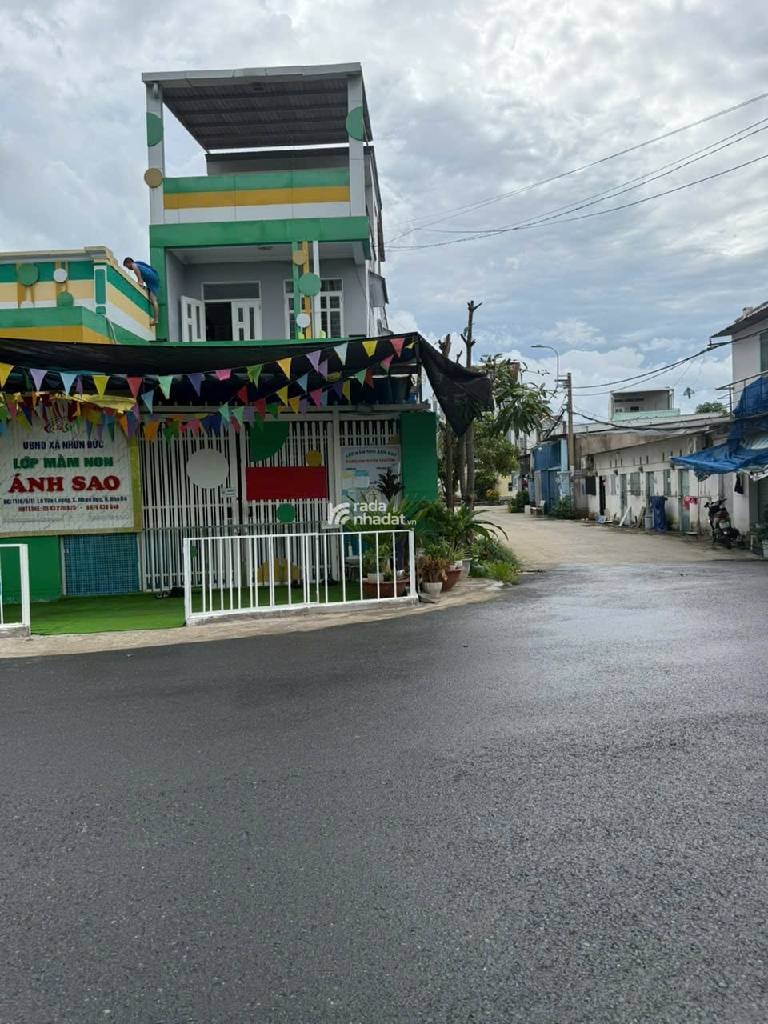 NHÀ LÊ VĂN LƯƠNG NHƠN ĐỨC. LÔ GÓC 2 MẶT TIỀN ĐƯỜNG NHỰA 20M. 133.3M2. 3 TẦNG. CHỈ 7.5 TỶ.