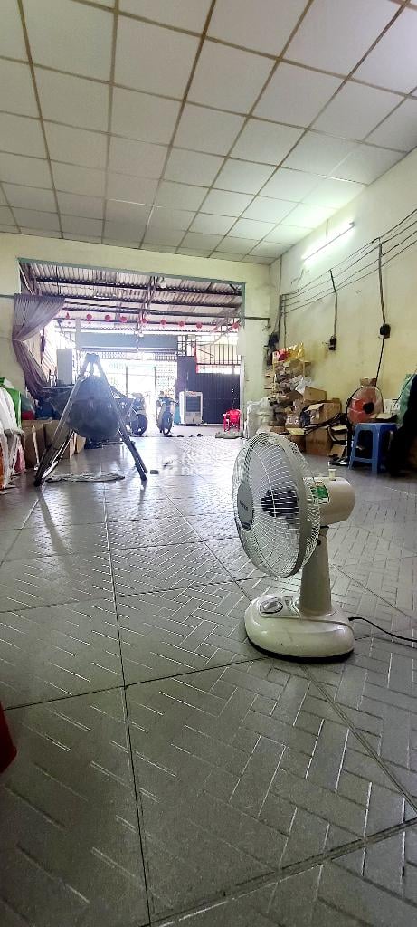 BÁN NHÀ MẶT TIỀN 300M2 NGANG 10M DÀI 30M 2 TẦNG KINH DOANH ĐỈNH SÁT QUẬN 6 CHỈ 18 TỶ