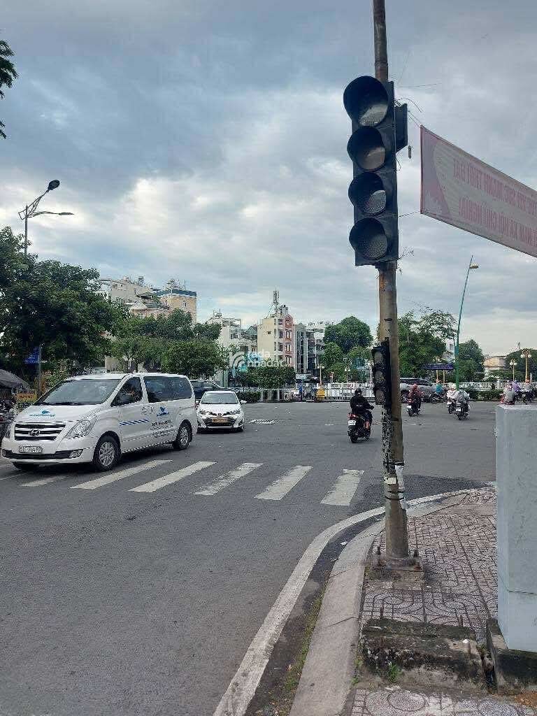 Hiếm lô góc 2 măt tiền Q3 dòng tiền 30tr/ tháng Hoàng sa p11 Q3Giá 10 tỷMô tả  Nhà hiếm lô góc 2 mặ