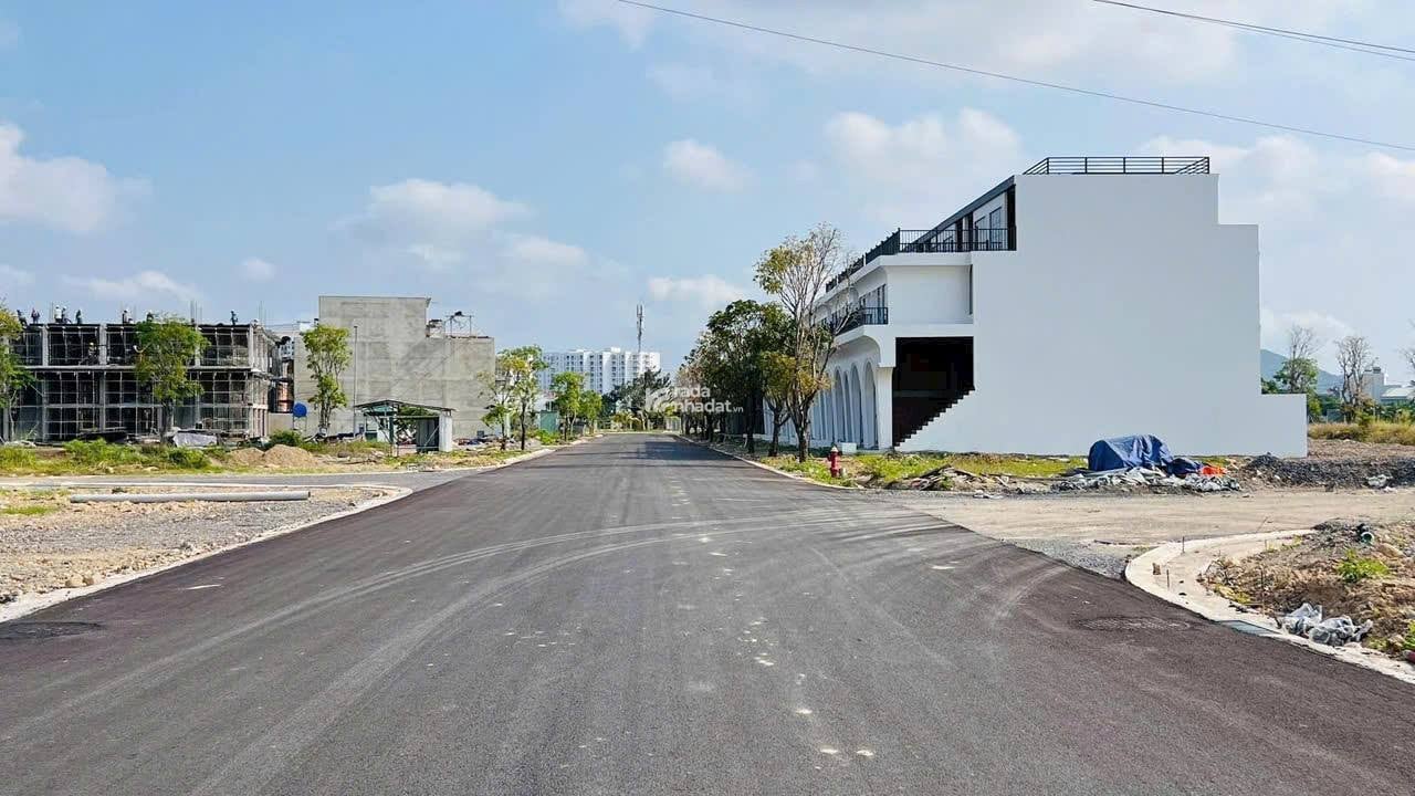 BÁN NHÀ PHỐ 3 TẦNG TRUNG TÂM NHA TRANG CHỈ VỚI 2 TỶ 1 