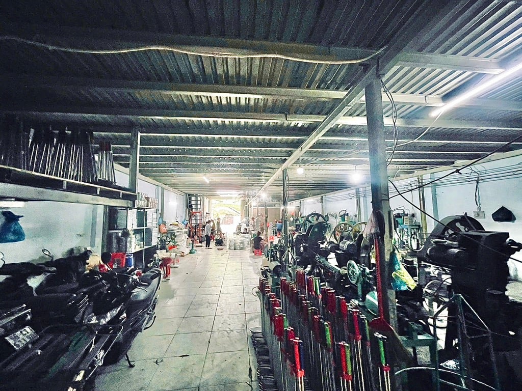 BÁN NHÀ XƯỞNG HƯƠNG LỘ 2 385M2 NỞ HẬU 12M 22.5 TỶ THU 35TR/THÁNG