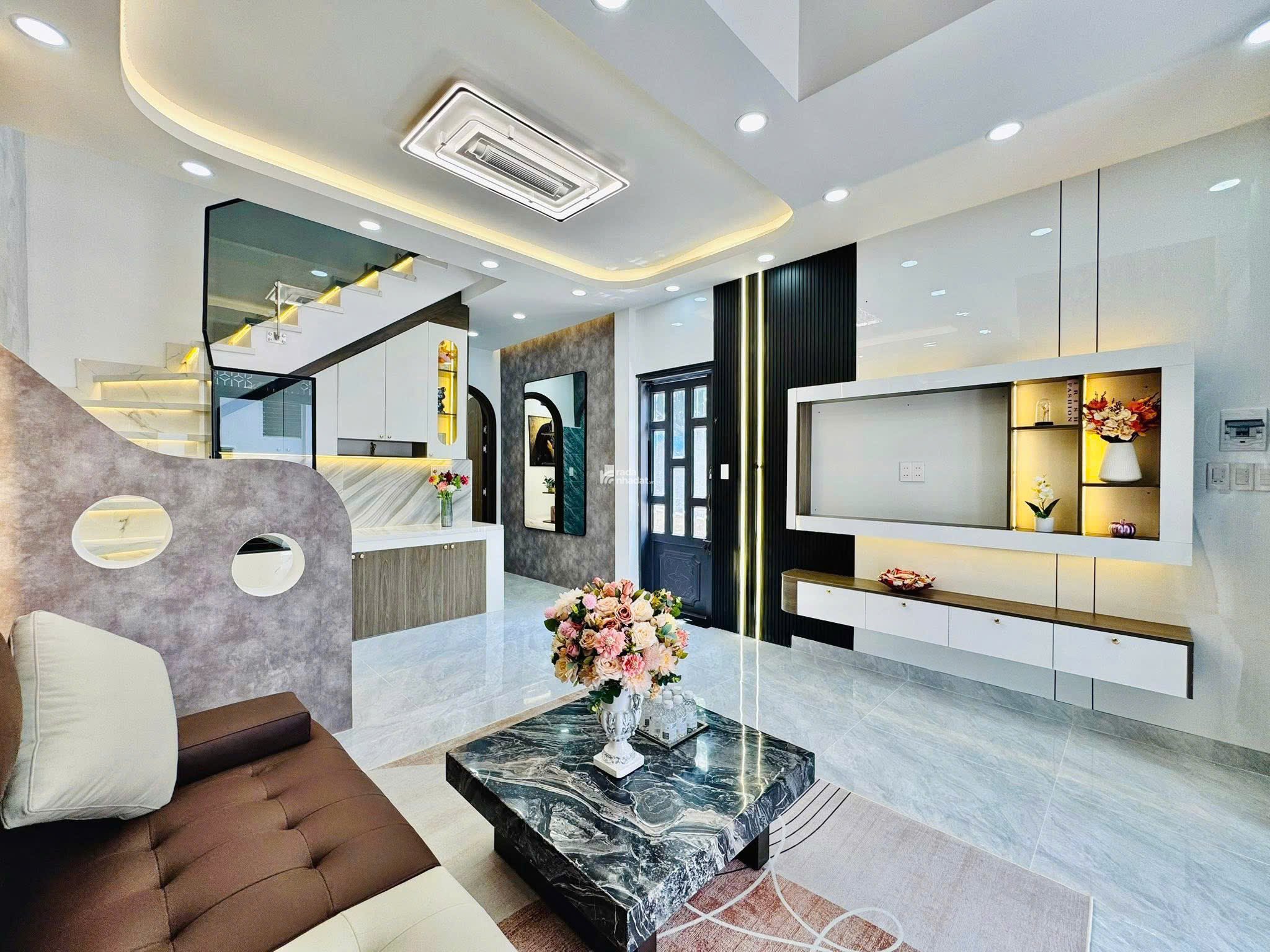 Bán nhà ngay đường Phan Văn Hân, Bình Thạnh. Giá 3 tỷ 950tr/ DT 51,5m2, sổ hồng riêng, đường ô tô