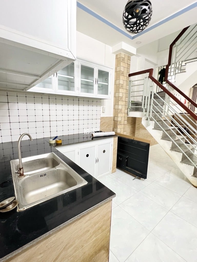 SÁT HẺM XE HƠI NI SƯ HUỲNH LIÊN, TÂN BÌNH, 30M2 TIỆN XÂY MỚI. GIẢM 350TR CHỈ 3.25T