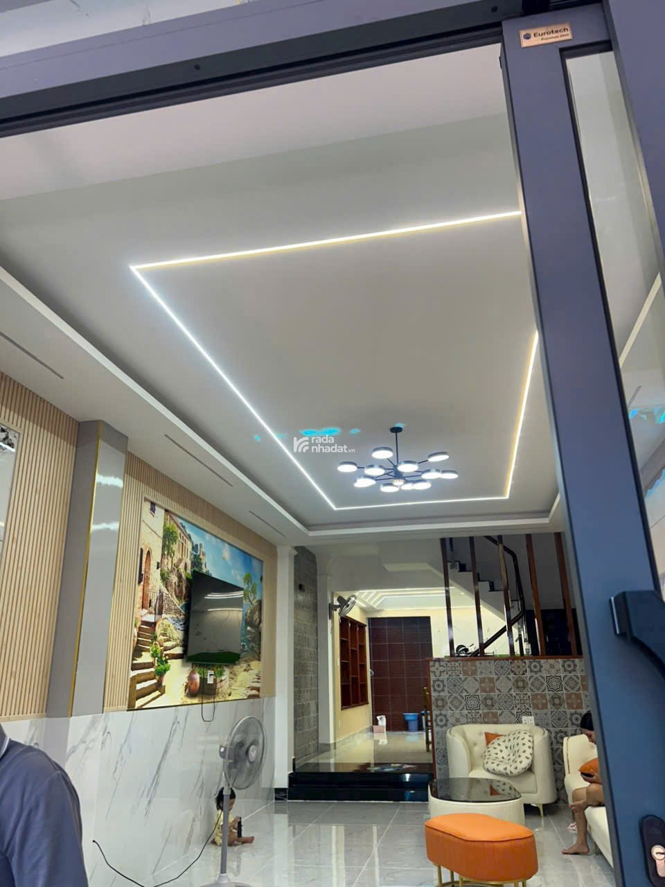 Bán Nhà đẹp 4,5m x23m. xây 3 lầu mặt tiền nhựa 12m.ngay chợ hiệp thành .Q12