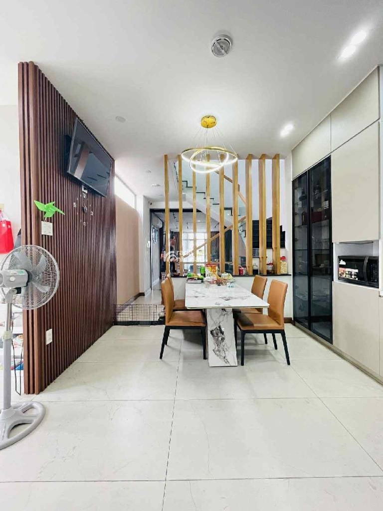  Mặt Tiền Lê Văn Phan, 1trệt 4lầu, 4 phòng ngủ, khu vực chợ vãi của Tân Phú 