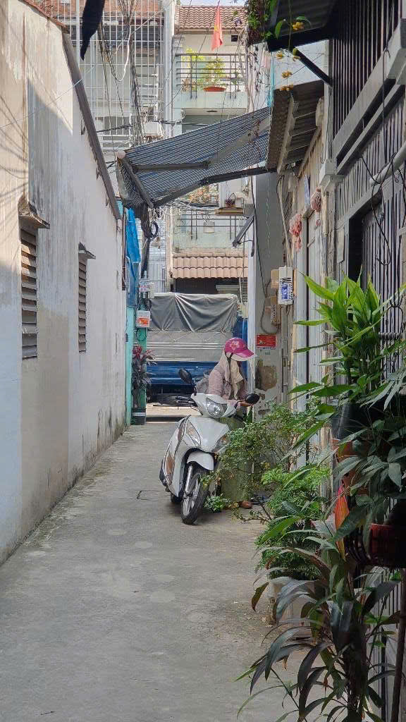 GÒ VẤP - SÁT KDC XÓM GÀ - 32 M2 - NHÀ MỚI 2 TẦNG - NHỈNH 4 TỶ