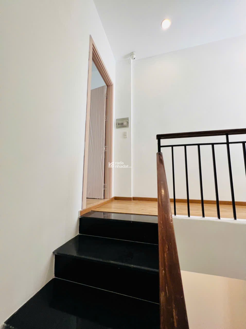 BÁN NHÀ ĐẸP TẠI ĐƯỜNG THÀNH THÁI QUẬN 10-TRỆT, 3 LẦU, SÂN THƯỢNG -GIÁ SIÊU TỐT CHỈ 20 TỶ