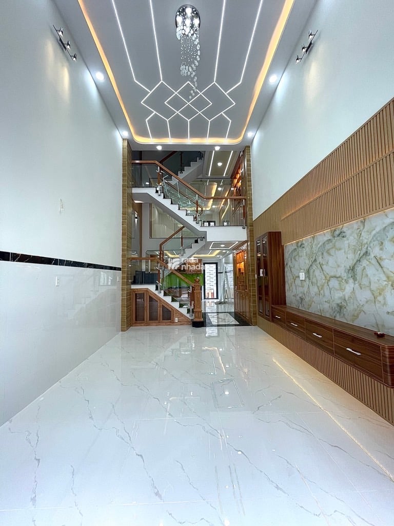  Kết cấu 1 trệt 1 lửng 2 lầu sân thượng 4 phòng 5wc. Trên sân thượng 