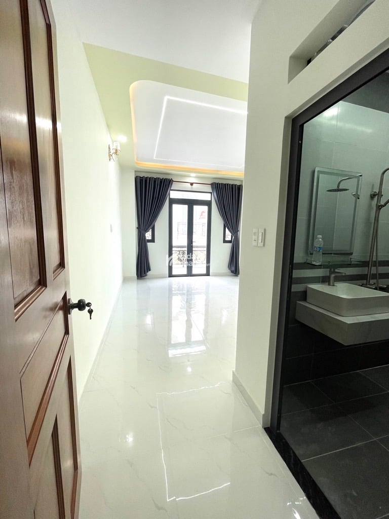  Kết cấu 1 trệt 1 lửng 2 lầu sân thượng 4 phòng 5wc. Trên sân thượng 