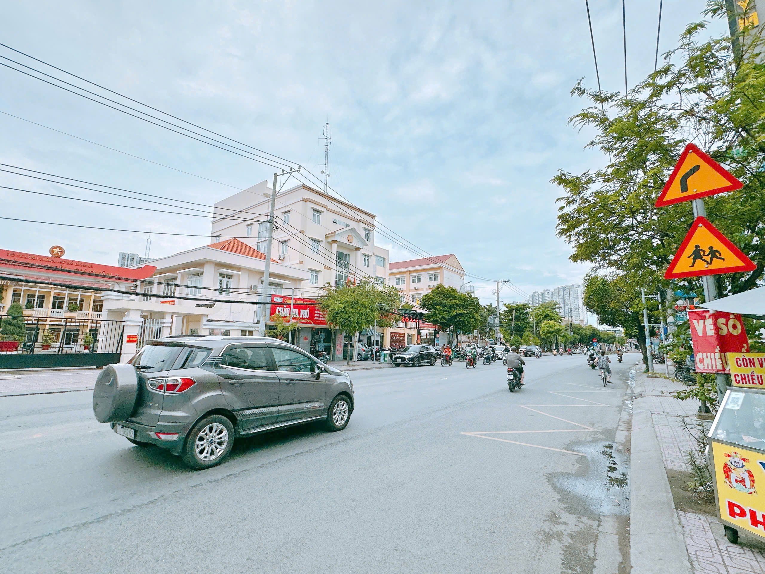  NHÀ 3 TẦNG HẺM HUỲNH TẤN PHÁT, QUẬN 7