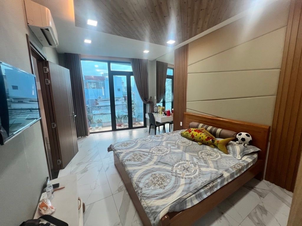 MẶT TIỀN TÂN PHÚ NGANG 10M HIẾM CÓ - KẾT CẤU 5 TẦNG SÂN THƯỢNG ĐẸP Ở NGAY - GẦN TRƯỜNG, CHỢ NHIỀU T