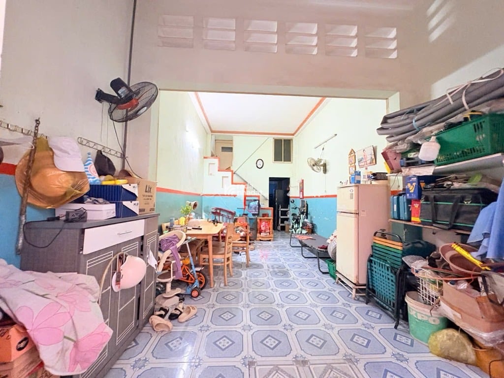 - DT ngang 3.5 nở hậu 3.6m dài 12.5m. Kết cấu 2 tầng, 3pn và 2wc, hẻm thông ra Lê Ngã, 