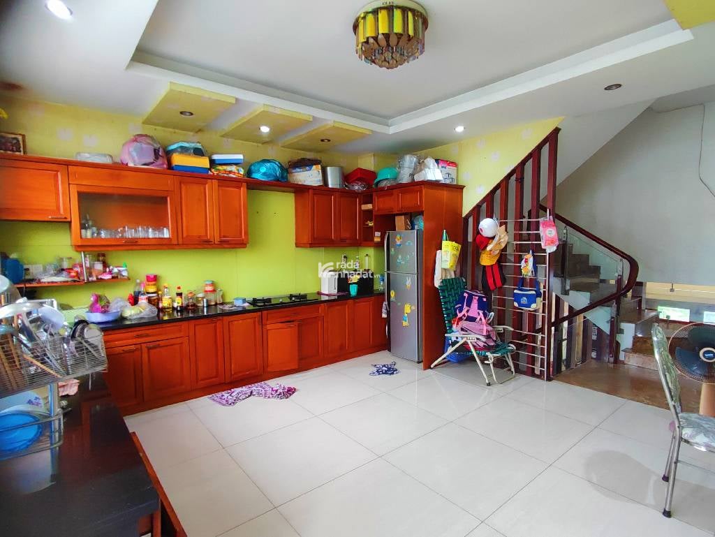  Hiện Trạng: Nhà 1 trệt 3 lầu, sân thượng trước sau. gồm 3 phòng ngủ, 4WC, phòng thờ.
