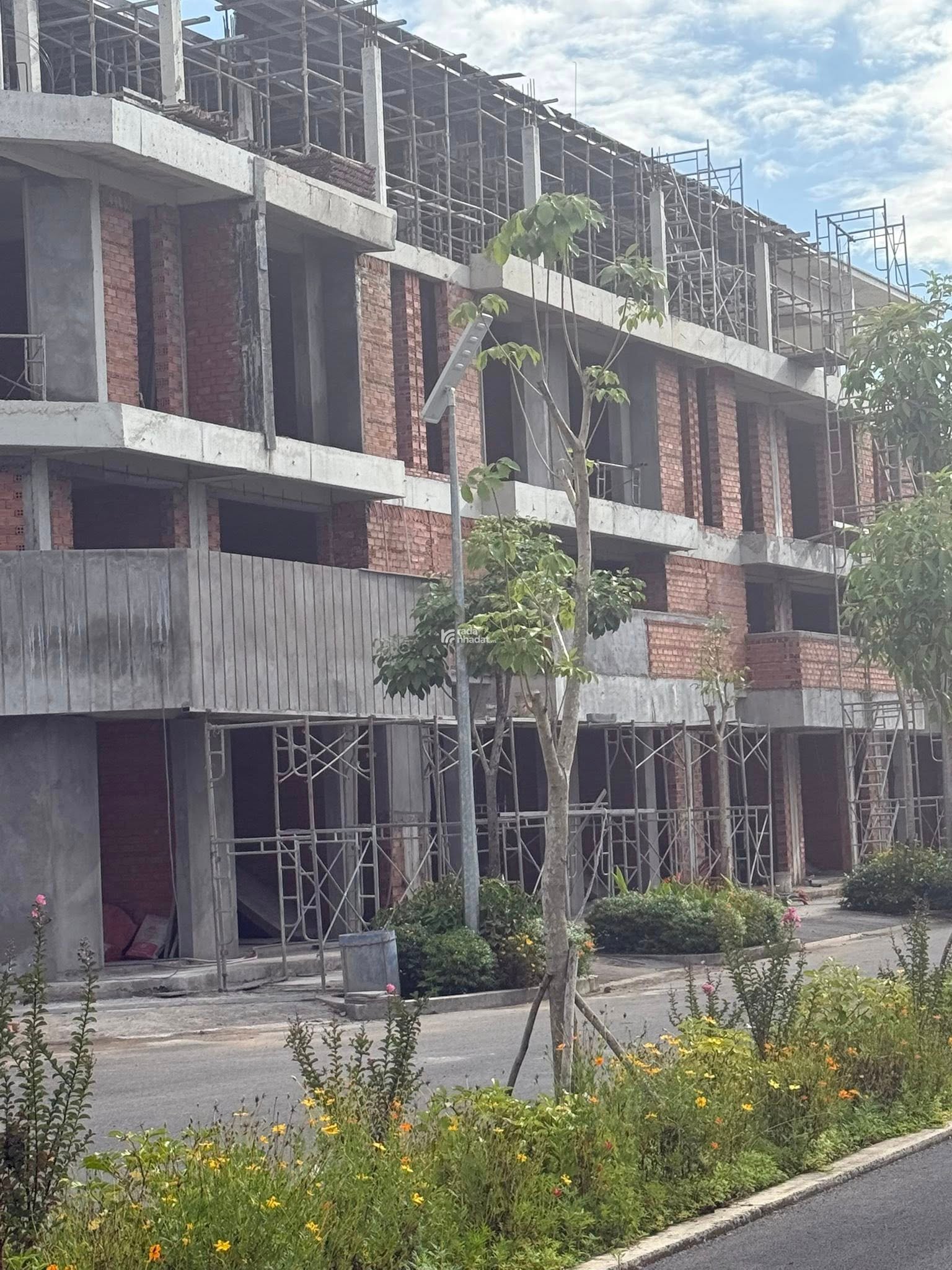  NHÀ PHỐ XÂY SẴN- CHỈ CẦN XÁCH VALI VỀ Ở