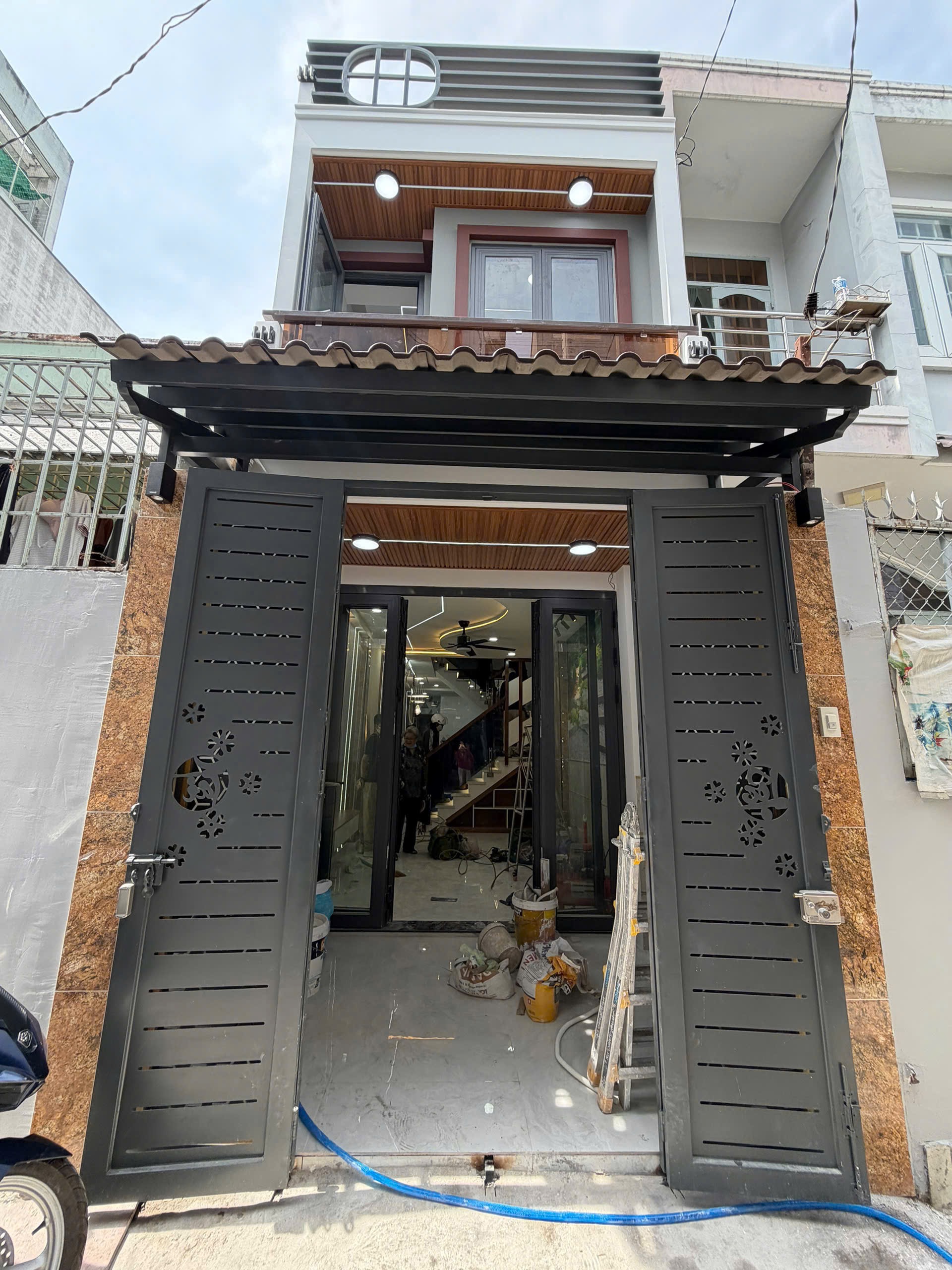 Nhà Mới Ở Ngay Thẳng 1 Trục ra mặt tiền - 51m2 - N3,1x17 - 3 Tầng - 4Pn - 5Wc - Chỉ 5,6 Tỷ