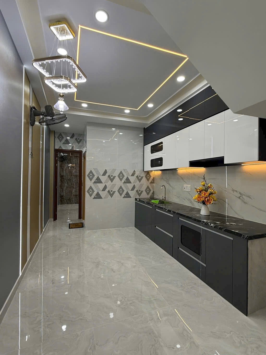 Nhà Mới Ở Ngay Thẳng 1 Trục ra mặt tiền - 51m2 - N3,1x17 - 3 Tầng - 4Pn - 5Wc - Chỉ 5,6 Tỷ