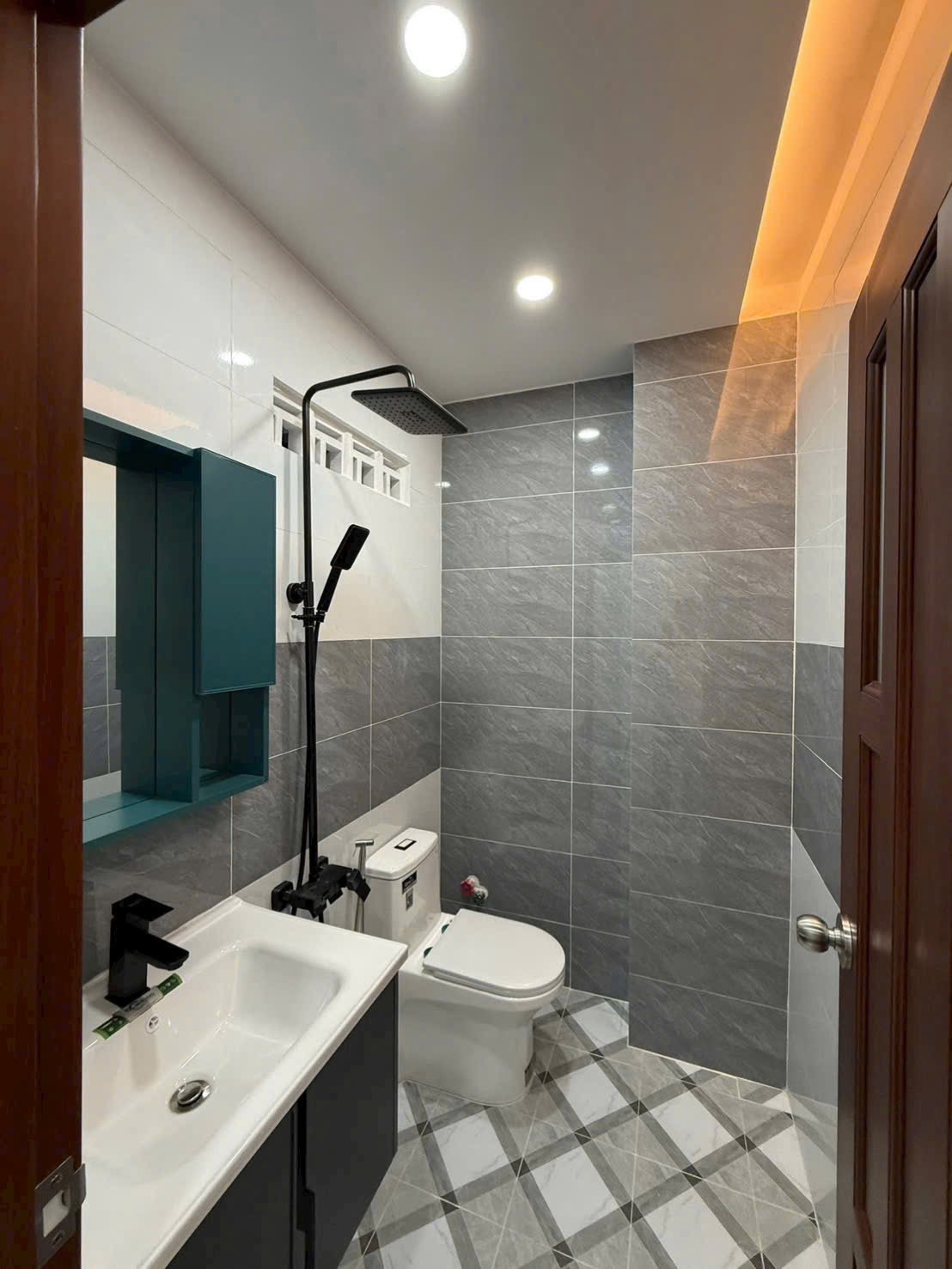 Nhà Mới Ở Ngay Thẳng 1 Trục ra mặt tiền - 51m2 - N3,1x17 - 3 Tầng - 4Pn - 5Wc - Chỉ 5,6 Tỷ