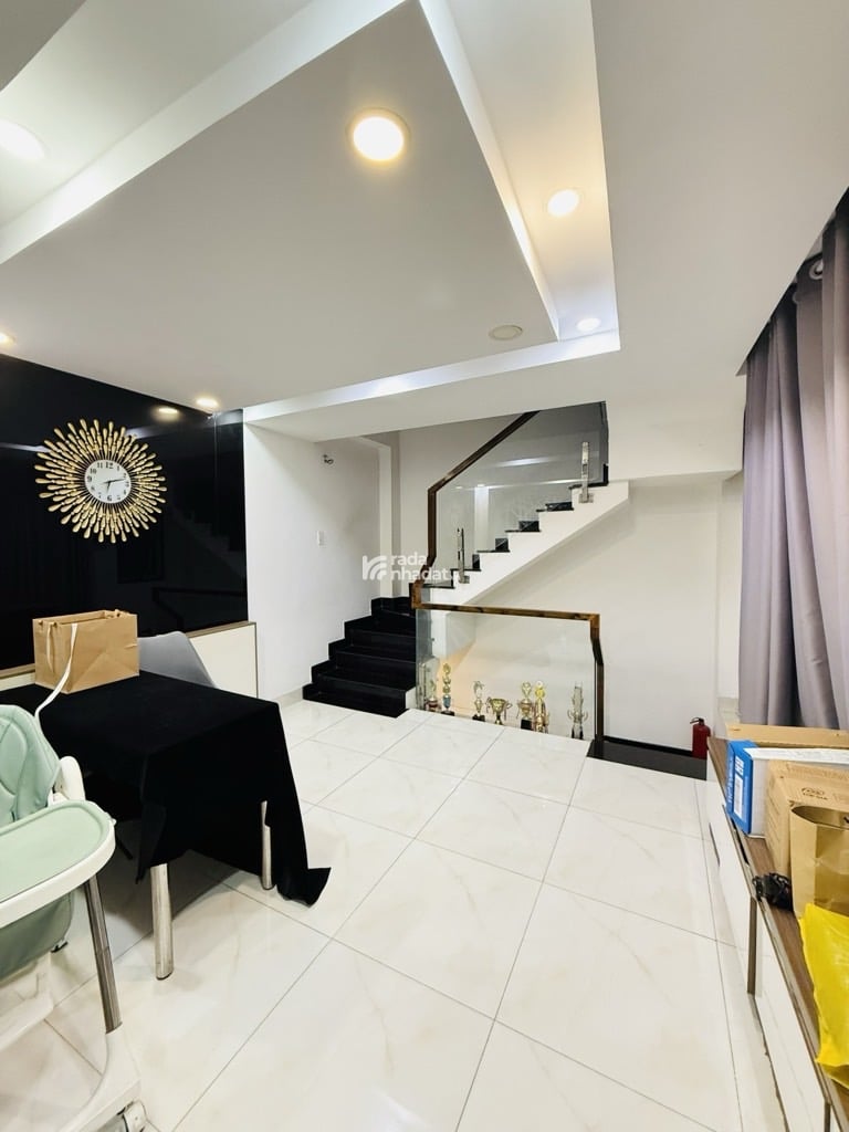  Kết cấu nhà 4 tầng BTCT 4PN, 4WC, Phòng khách, bếp. 