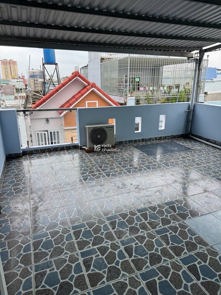  kết cấu : nhà 4 tầng , trệt ,2 lầu , sân thượng  4pn , 3wc ...hẻm xe hơi vô nhà .