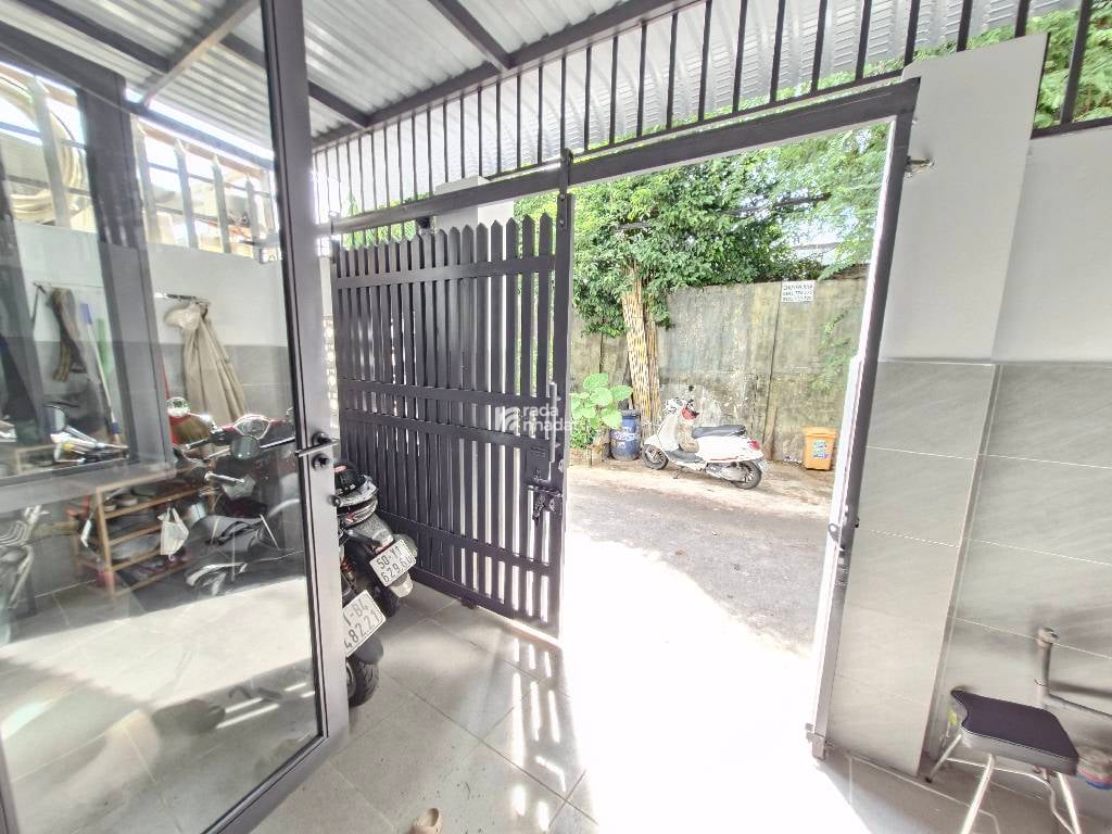 NHÀ ĐẸP Ở NGAY NỘI THẤT XỊN XÒ 3 TẦNG HẺM XE TẢI, GẦN BV THỦ ĐỨC, 5,2X13; 7,38 TỶ.