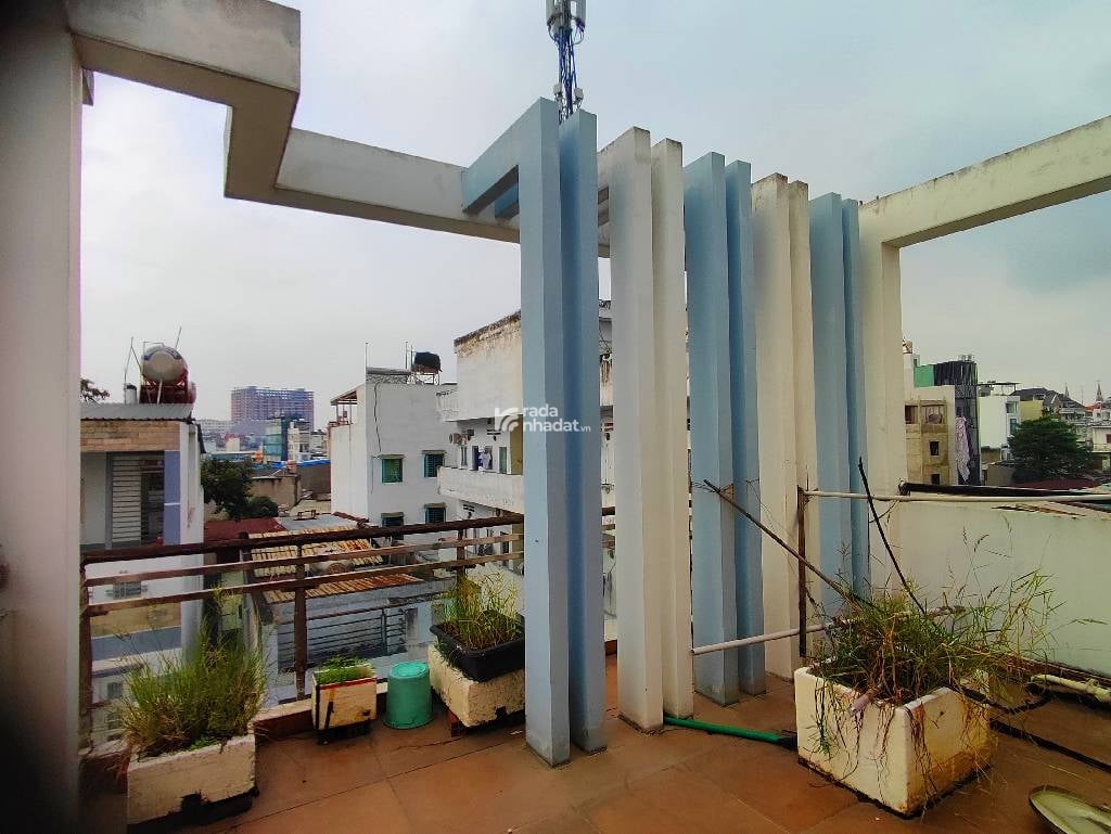  Hiện Trạng: Nhà 1 trệt 3 lầu, sân thượng trước sau. gồm 3 phòng ngủ, 4WC, phòng thờ. 