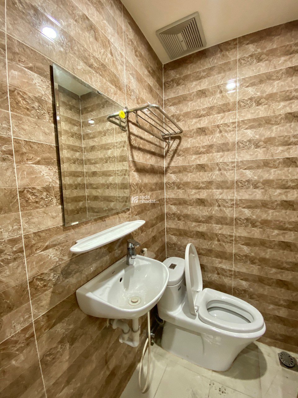 Khách sạn còn rất mới mặt tiền đường Trần Quốc Hoàn, Tân Bình,  khu gần sân bay