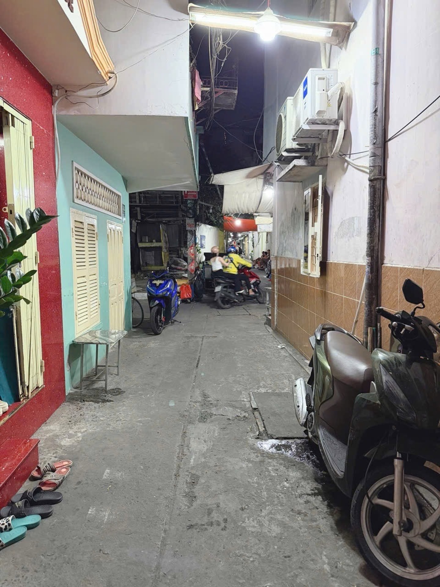   nhà ngay Nguyễn Trãi ... Uỷ Ban , Công An , siu thị , vị trí sầm uất, trường học