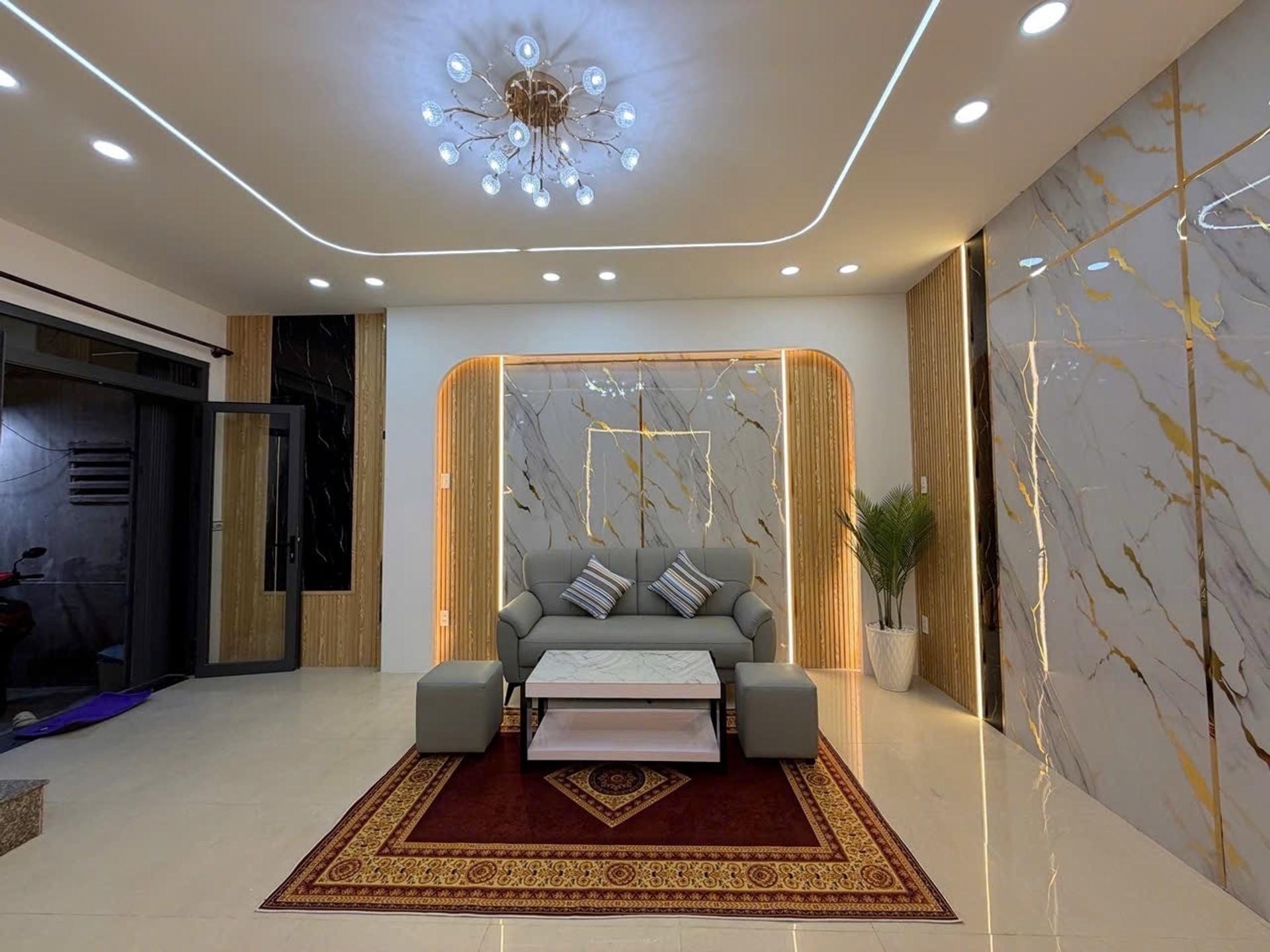   nhà ngay Nguyễn Trãi ... Uỷ Ban , Công An , siu thị , vị trí sầm uất, trường học
