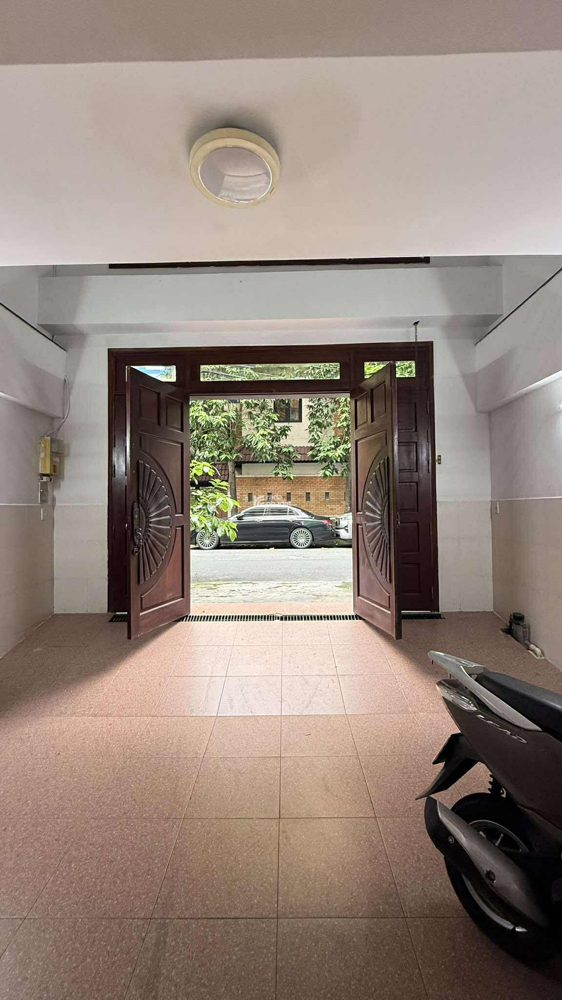 NHÀ 5 TẦNG HẦM Ô TÔ - KHU PHÂN LÔ VIP GẦN BV 175 - 6PN FULL NỘI THẤT