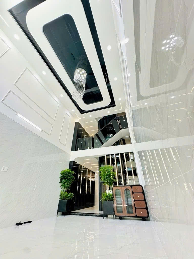 BÁN NHÀ TÂN HOÀ ĐÔNG,OTO VÀO NHÀ,THANG MÁY (4m x 18m x 5 TẦNG) 8,9 TỶ TL