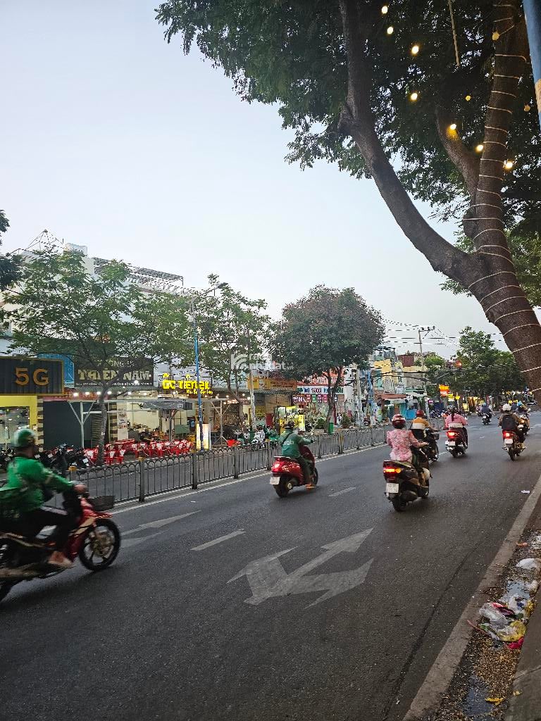 - Mặt tiền kinh doanh sầm uất bậc nhất Tân Phú, xe cộ qua lại đông nghịt ngày đêm.