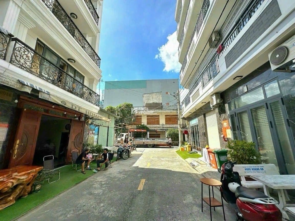 Bán nhà 4 Tầng - 82m2 ngang 5 - Khu phân lô gần Vincom Quận 9 - Chỉ 8.4 tỷ tl