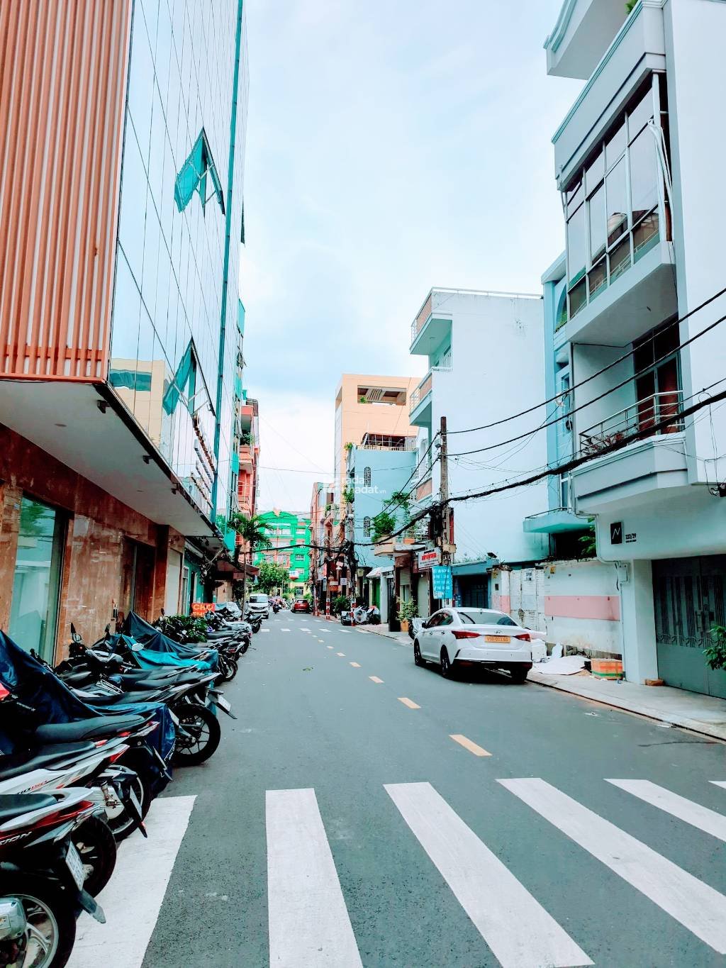 BÁN NHÀ 3 TẦNG CÁCH MẶT TIỀN CỘNG HOÀ 50M. Ô TÔ NGỦ NHÀ.  