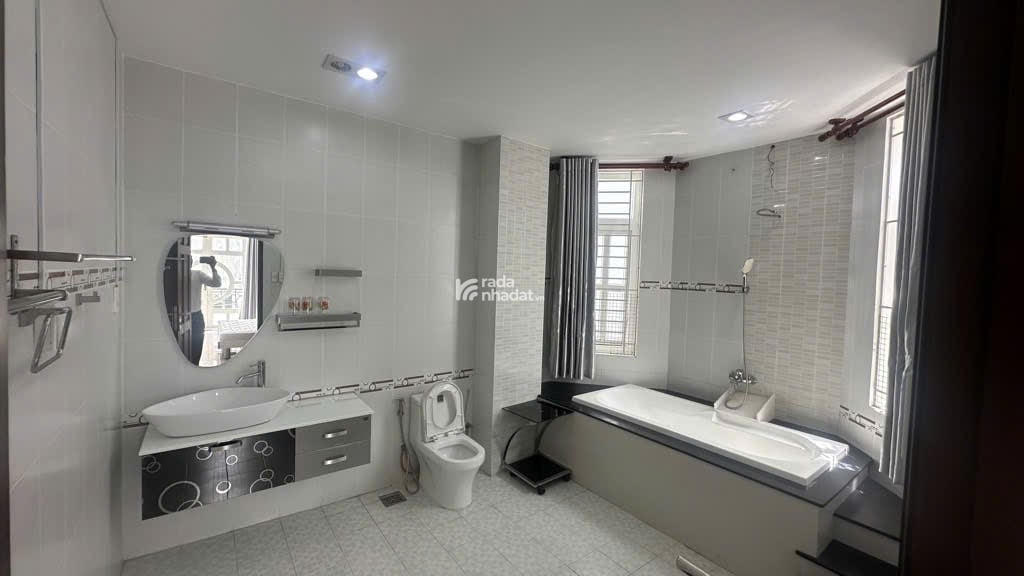 Biệt Thự Hẻm Xe Hơi Gần Mặt Tiền P7 Bình Thạnh - Diện Tích Khủng 15x17 - 11PN 8WC Rộng Thoáng