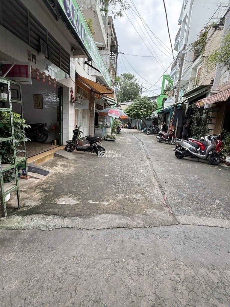  Vị trí: Hẻm 6m thông, xe hơi tới tận cửa, cách mặt tiền Lạc Long Quân chỉ 30m, sát chợ ,