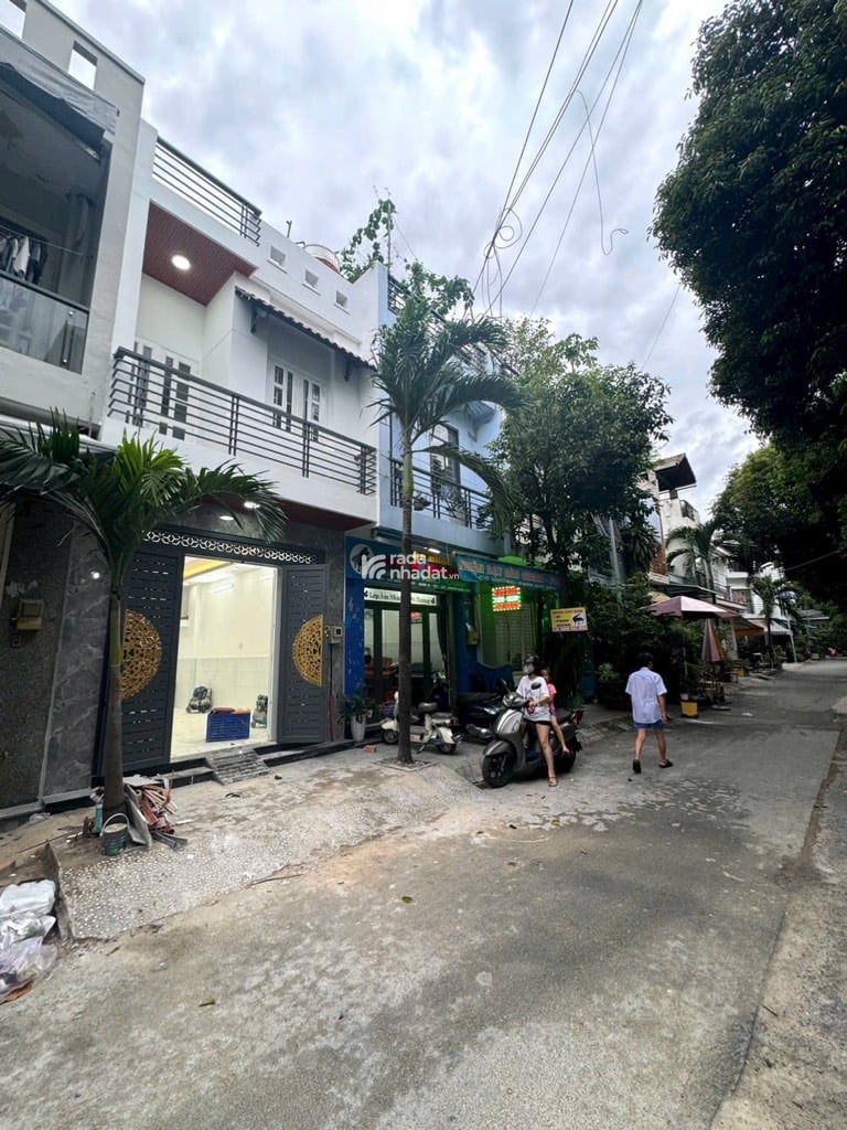 BÁN NHÀ MT ĐƯỜNG 8M-NGAY TRƯỜNG HỌC BÌNH LONG-LIỀN KỀ TÂN PHÚ-CHỈ 5 TỶ TL