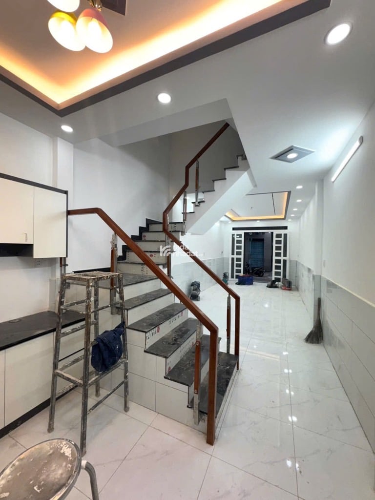 BÁN NHÀ MT ĐƯỜNG 8M-NGAY TRƯỜNG HỌC BÌNH LONG-LIỀN KỀ TÂN PHÚ-CHỈ 5 TỶ TL