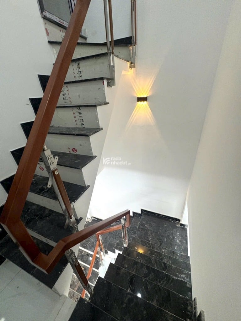 BÁN NHÀ MT ĐƯỜNG 8M-NGAY TRƯỜNG HỌC BÌNH LONG-LIỀN KỀ TÂN PHÚ-CHỈ 5 TỶ TL
