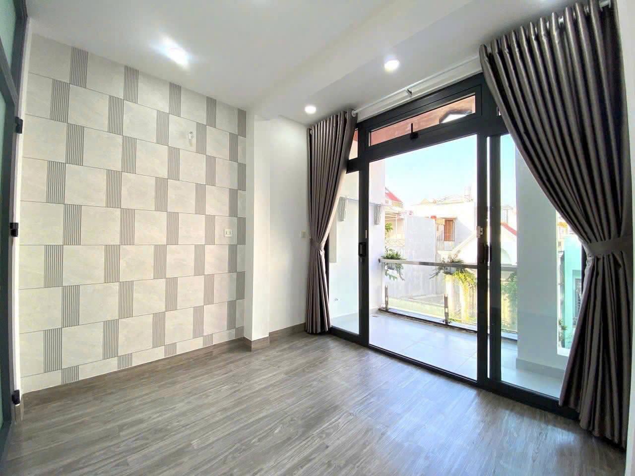 Cần tiền bán gấp nhà đường Bùi Quang Là, Gò Vấp, 56m2, hẻm xe hơi thông, SHR giá 3 tỷ 210 TL