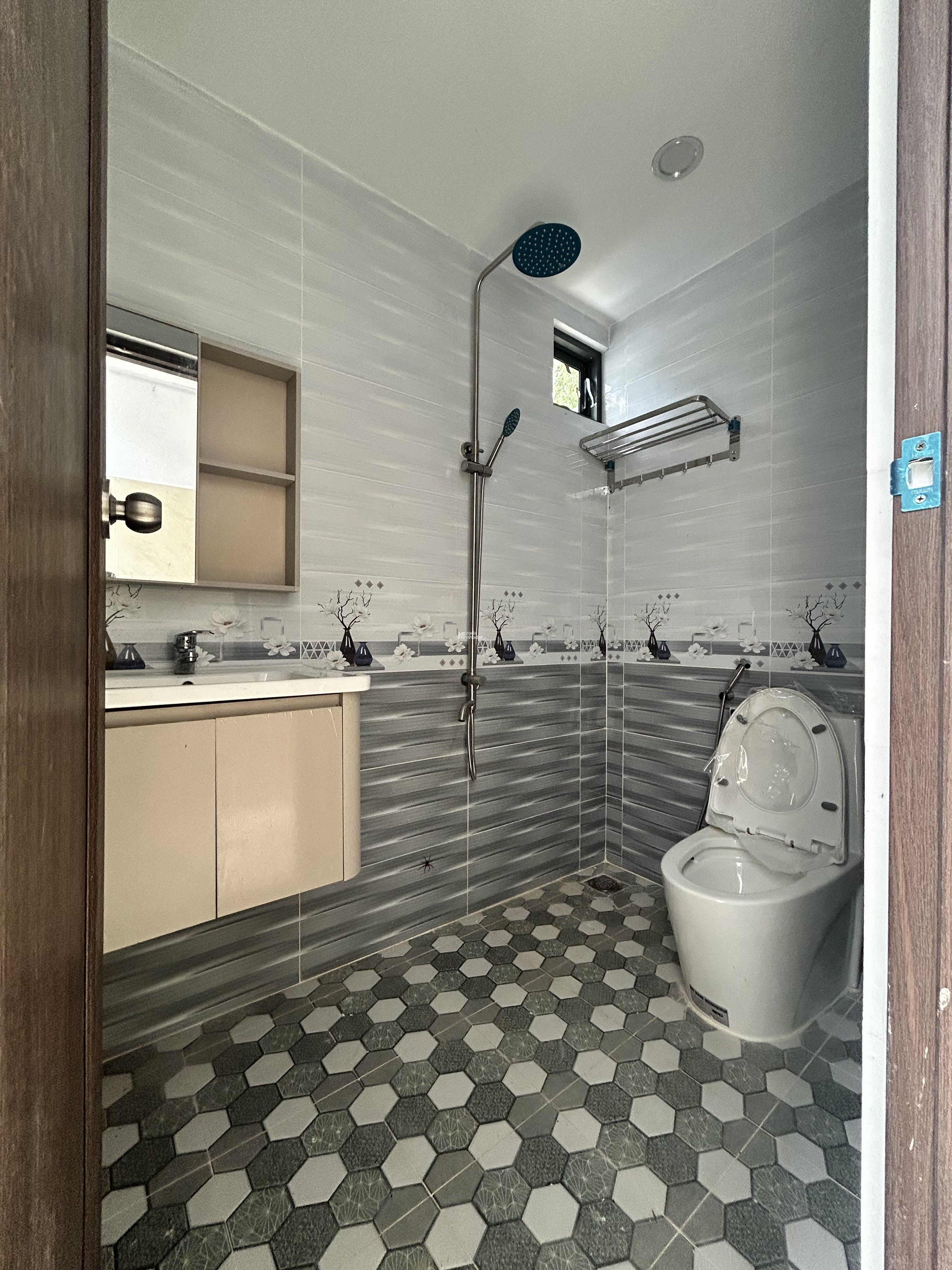 THA THIẾT MUỐN BÁN CĂN NHÀ 1TR1L MỚI XÂY 5X25 MẶT ĐƯỜNG LỘ 22m