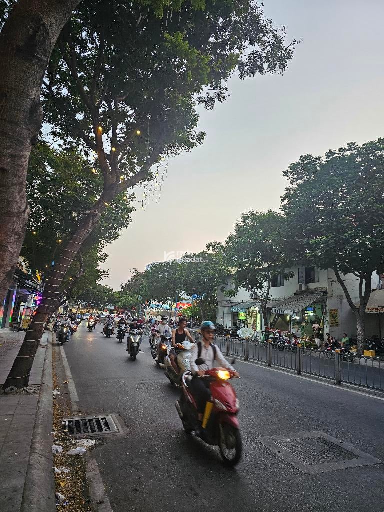 - Mặt tiền kinh doanh sầm uất bậc nhất Tân Phú, xe cộ qua lại đông nghịt ngày đêm.