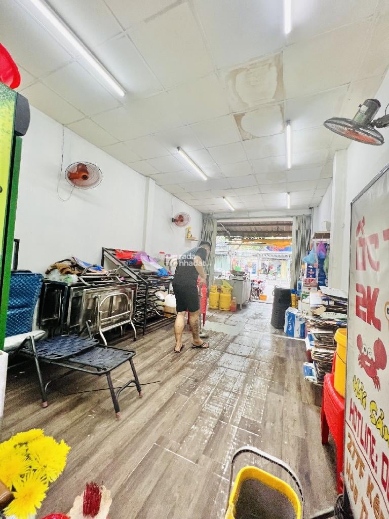 - Mặt tiền kinh doanh sầm uất bậc nhất Tân Phú, xe cộ qua lại đông nghịt ngày đêm.