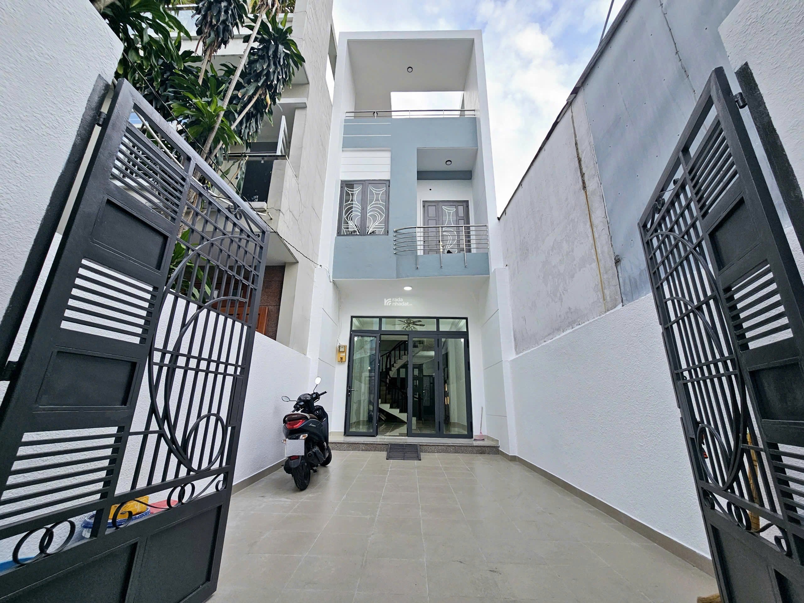 BÁN NHÀ ĐƯỜNG TÂN THỚI NHẤT 1, 4x24m, 3 TẦNG, CÓ SÂN ĐỂ XE HƠI